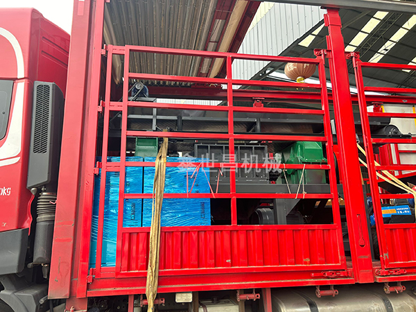 800撕碎機+800破碎機發(fā)往海南